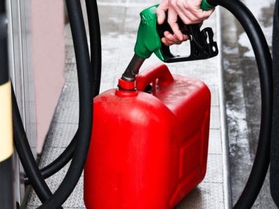 Polacy magazynują w kanistrach miesiącami. Po wlaniu silnik może tego nie wytrzymać
