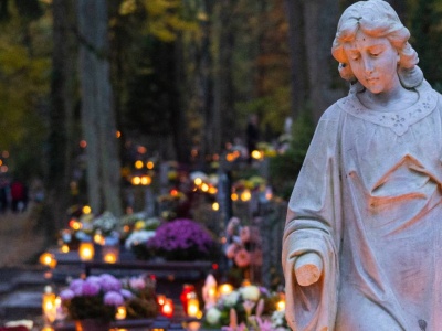 Halloween czy Holy Wins? O świętości, zadumie i modlitwie za zmarłych