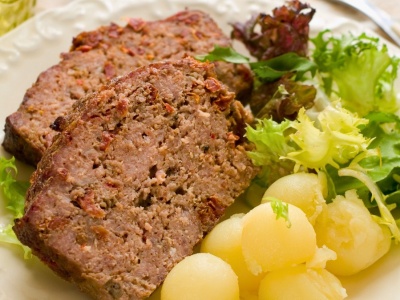 Ekspresowa pieczeń rzymska z porem i gruszką Jurka Sobieniaka. Obiad z piekarnika w pół godziny