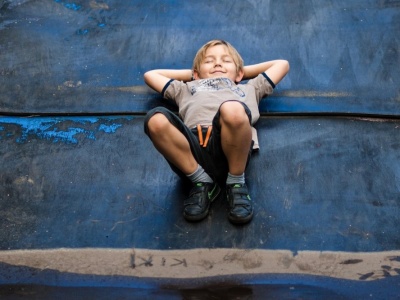 W tym kraju dzieci same jeżdżą do szkoły i sklepu. Wynik? Są najszczęśliwsze na świecie