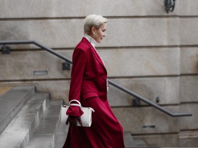 Krwistoczerwony płaszcz Sinsay podbija serca Polek - to ideał nie tylko do pracy. A w Mohito?