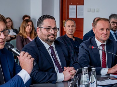 Rada Powiatu Gorlickiego: decyzje w sprawach oświaty, budżetu, szpitala i młodzieżowej rady