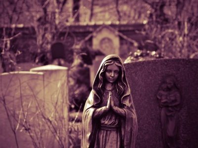 Jakie modlitwy odmawiać nad grobami?