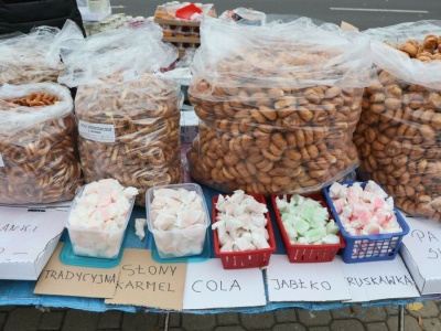 Już nie pańska skórka. Teraz tym handlują pod cmentarzami. Nowy trend zaskoczy Polaków