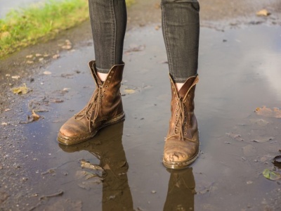Włóż na noc do butów. Zapomnisz o wilgoci i brzydkim zapachu
