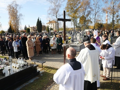 Biskup Andrzej Kaleta: nadzieja zbawienia gromadzi nas dziś na cmentarzach