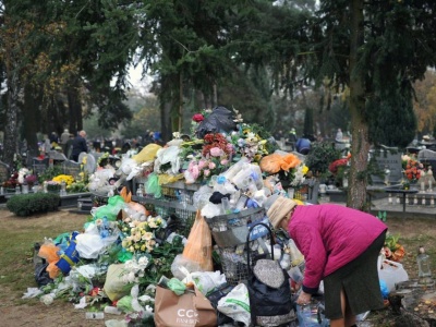 Oto, ile odpadów generuje się na grobach. 