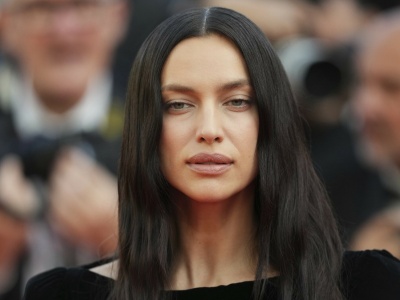 Irina Shayk zachwyca na spacerze z pieskiem. Zawsze stylowa