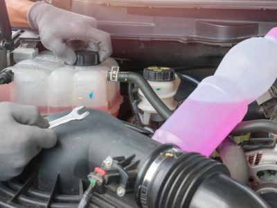 Ten sygnał może zniszczyć silnik. Wielu kierowców go ignoruje