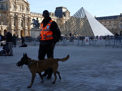 Kradzież klejnotów z Luwru. Kobieta została oskarżona o współudział
