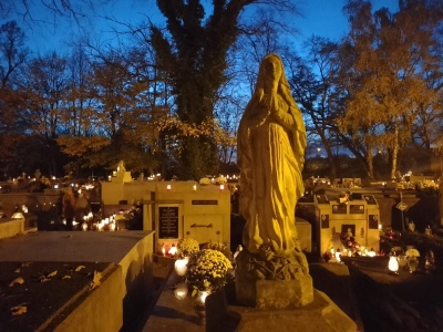 Stary Cmentarz w Tarnowie zachwyca po zmroku