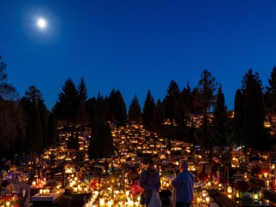 Nocna cisza i światło zniczy. Magia i zaduma we Wszystkich Świętych