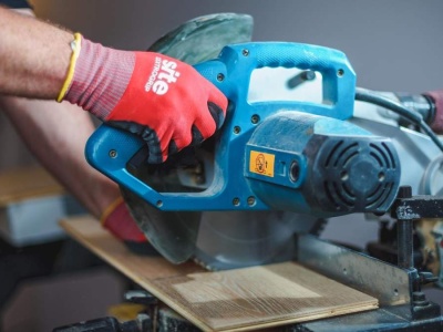 Sąsiad z wiertarką po 23? Sprawdź, jak go uciszyć zgodnie z prawem