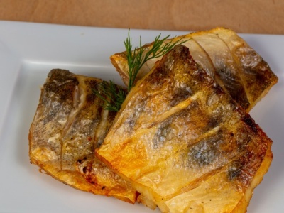 Sandacz pieczony po polsku – przepis na delikatną rybę z sosem chrzanowym i młodymi ziemniakami