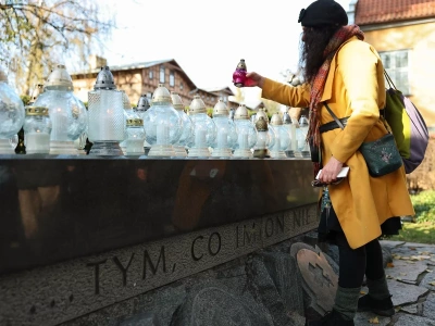 „Przyłożył mi pistolet do głowy i krzyczał, że Bóg jest niesprawiedliwy”. O żałobie, której nie da się wytłumaczyć