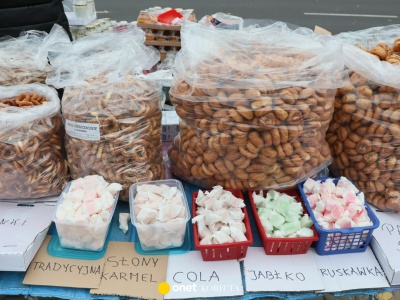 Pańska skórka, obwarzanki i trupi miodek. Co jemy na cmentarzach 1 i 2 listopada?