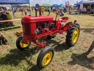 Kucyk, który zastąpił konia. Ten ciągnik zrewolucjonizował rolnictwo