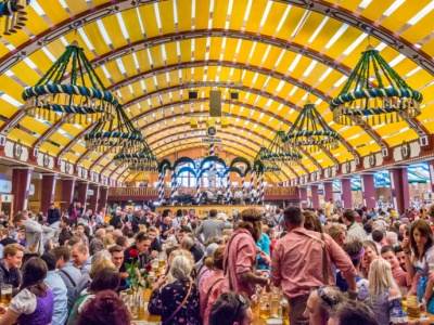 Stuletnie sklepy i kawiarnie przegrywają z turystyką. 