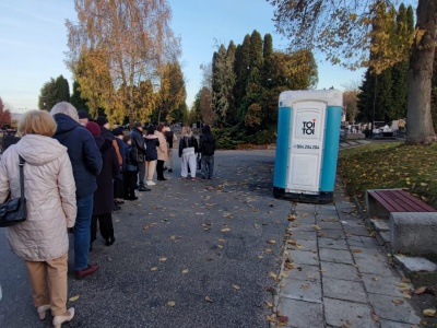Zamknięte toalety na Majdanku w dniu Wszystkich Świętych. „Odwiedzających zmuszono do oczekiwania w ogromnej kolejce”