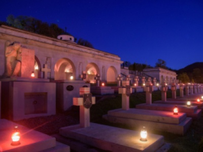 Dziesiątki tysięcy zniczy zapłonęło w akcji Światełko Pamięci dla Cmentarza Łyczakowskiego