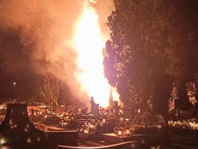 Pożar na cmentarzu przy ul. Kolskiej. Znicz eksplodował, płomienie na ponad 10 metrów