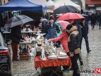 Deszczowa giełda staroci nie odstraszyła miłośników rzeczy niezwykłych