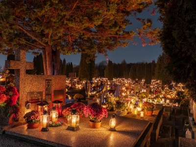 Rzeszowskie cmentarze w blasku zniczy w dniu Wszystkich Świętych