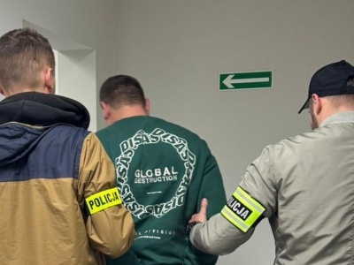 ZBĄSZYŃ: Złamał 3 sądowe zakazy prowadzenia pojazdów – wpadł z narkotykami podczas nocnej kontroli