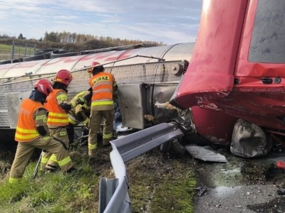Cysterna pełna chemikaliów przewróciła się na autostradzie A4. Utrudnienia potrwają godzinami