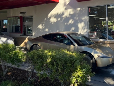 Cybercab po nowemu. Musk: Na pewno bez kierownicy. Przewodnicząca Tesli: Kierownica możliwa. Musk: Nie. Będzie. Kierownicy