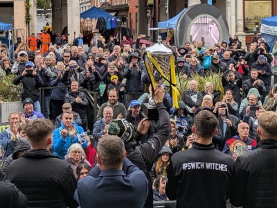 Żużel. Tłum ludzi pojawił się rynku. Tak świętowali mistrzostwo