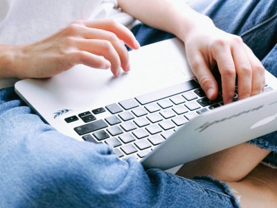 Dlaczego zaklejamy kamerę w laptopie, a w smartfonie nie?