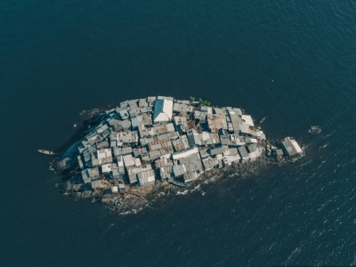 Wyspa mniejsza niż boisko. Trudno uwierzyć, że istnieje naprawdę. Wygląda jak z filmu sci-fi