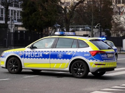 Pościg pod Warszawą. Radiowóz skończył na drzewie - policjant trafił do szpitala