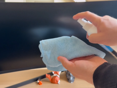 Tysiące Polaków czyści nim ekran TV. Fatalny pomysł, powłoka antyrefleksyjna niszczeje