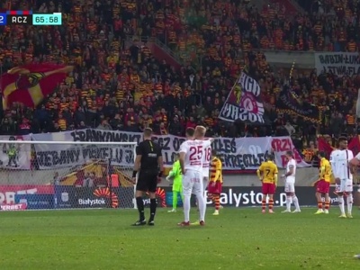 Oto co wywiesili kibice Jagiellonii. Sędzia od razu przerwał mecz