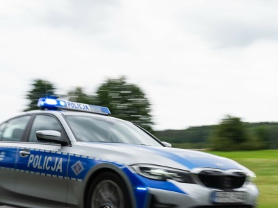 Ścigali kierowcę, uderzyli w drzewo. Ranny policjant
