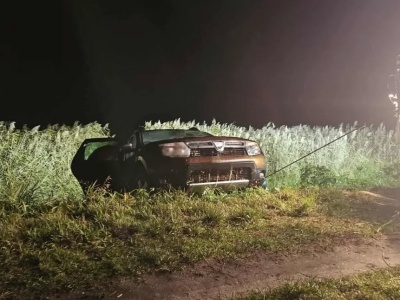 Pijany kierowca nie dojechał do celu. Dacia wpadła do wody