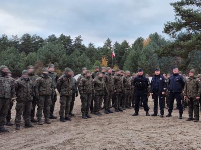 W ciemnościach lasu szukali zaginionego dziecka – nocne manewry służb