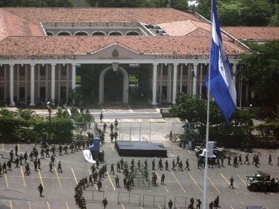 Tuż przed wyborami: partia rządząca zastępuje parlament „stałą komisją” – i oskarża opozycję o „wyborczy pucz”