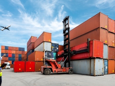 Globalny handel odporny na zawirowania związane z cłami w 2025 roku