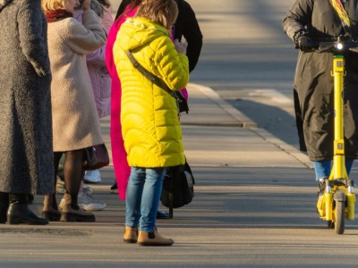 Nie tylko kierowcy muszą uważać. Nowy limit prędkości uderza w pieszych i rowerzystów