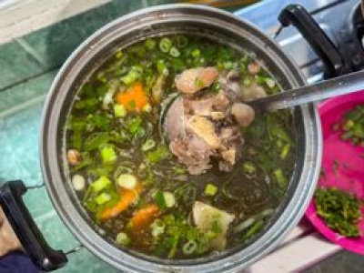 Do rosołu dorzucam trochę trawy. Azjaci zaklaskaliby z uznaniem