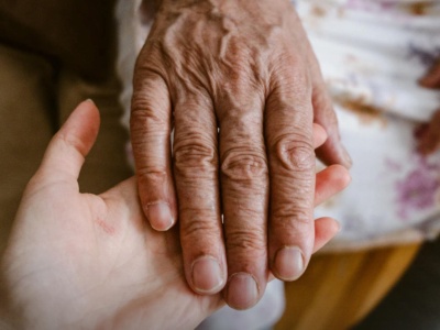 Reakcja kobiety i szybka pomoc policjantów uratowały życie 90-latki