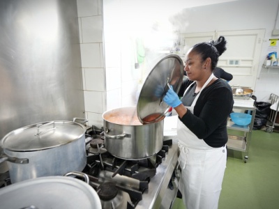 Firmy zapłacą więcej za zatrudnianie cudzoziemców. Stawki poszły mocno w górę