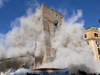 Zawaliła się średniowieczna wieża w centrum Rzymu. Zobacz nagrania