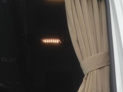 Policja może karać za firanki nachodzące na szyby boczne – wyrok sądu z Holandii