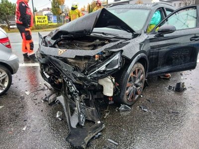 Wypadek na trasie Ostrów – Kalisz. Mercedes i Cupra (ZDJĘCIA)