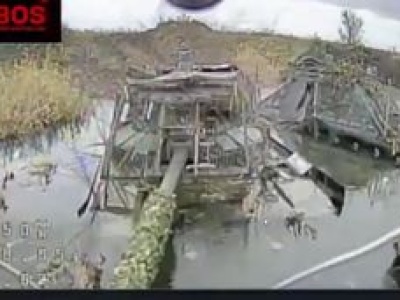 Pokazali nagranie. Rosyjskie pojazdy ugrzęzły w bagnie