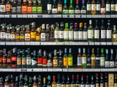 Producenci alkoholu alarmują: polityka zakazów nie ograniczy picia, tylko zniszczy rynek